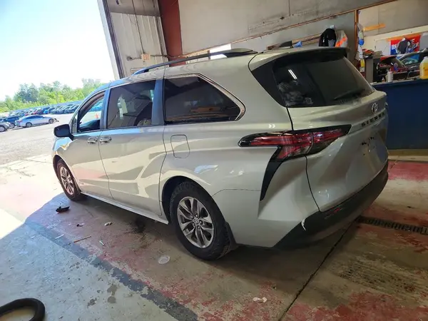 5TDKRKEC4MS068625 2021 TOYOTA SIENNA - Image 2