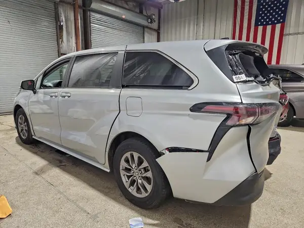 5TDKRKEC4PS150732 2023 TOYOTA SIENNA - Image 2