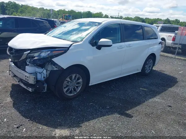 5TDKRKEC4RS212794 2024 TOYOTA SIENNA - Image 2