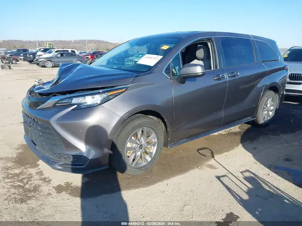 5TDKRKEC5NS101536 2022 TOYOTA SIENNA - Image 2