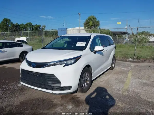 5TDKRKEC5NS108129 2022 TOYOTA SIENNA - Image 2