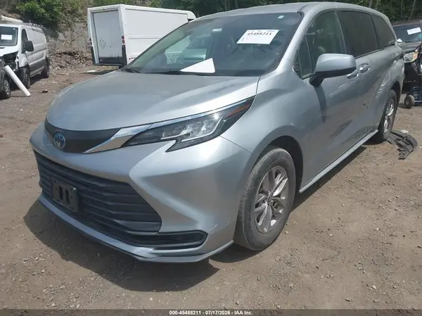 5TDKRKEC5NS117705 2022 TOYOTA SIENNA - Image 2