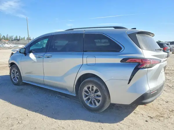 5TDKRKEC5NS135587 2022 TOYOTA SIENNA - Image 2