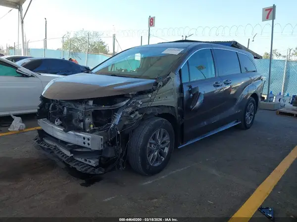 5TDKRKEC5PS168642 2023 TOYOTA SIENNA - Image 2
