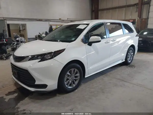 5TDKRKEC5RS202582 2024 TOYOTA SIENNA - Image 2
