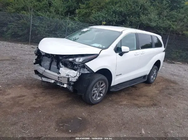 5TDKRKEC5SS252047 2025 TOYOTA SIENNA - Image 2