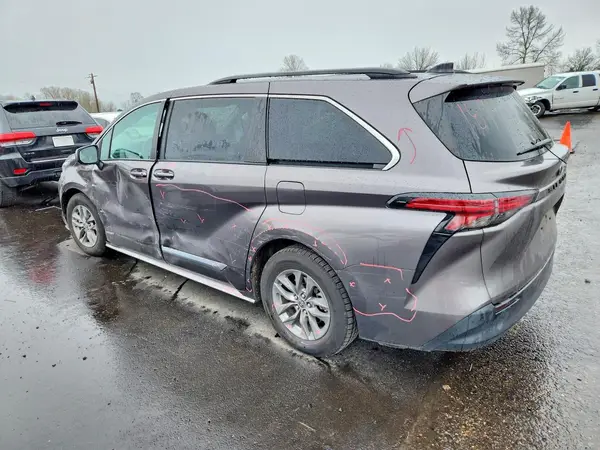 5TDKRKEC6MS049624 2021 TOYOTA SIENNA - Image 2