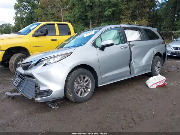 5TDKRKEC6MS072174 2021 TOYOTA SIENNA - Image 2