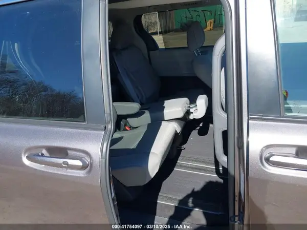 5TDKRKEC6NS092989 2022 TOYOTA SIENNA - Image 8