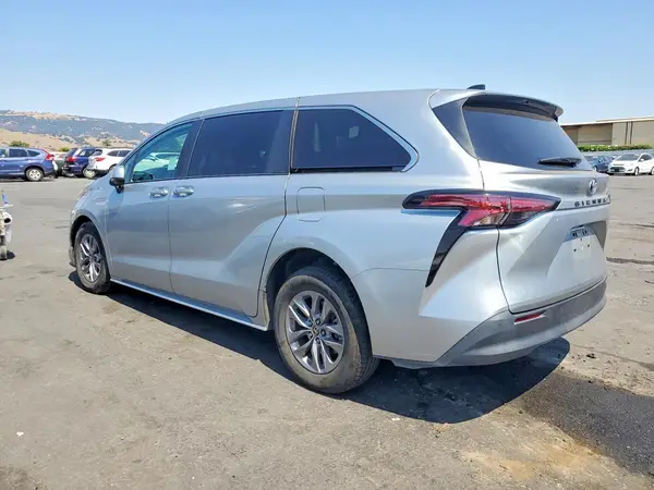 5TDKRKEC6NS100704 2022 TOYOTA SIENNA - Image 2