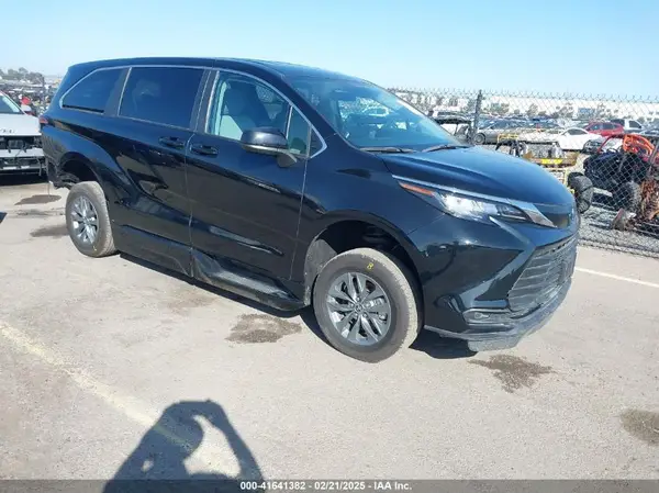 5TDKRKEC6PS142714 2023 TOYOTA SIENNA - Image 1
