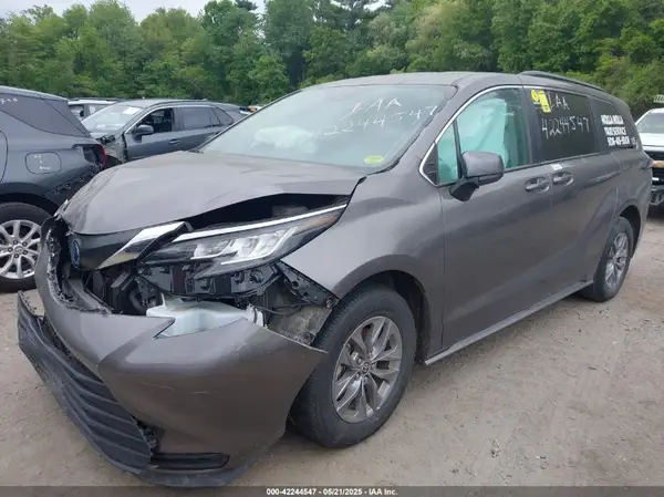 5TDKRKEC6PS157035 2023 TOYOTA SIENNA - Image 2