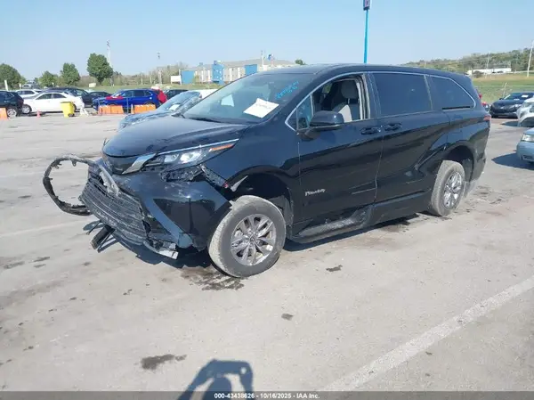 5TDKRKEC6RS206107 2024 TOYOTA SIENNA - Image 2