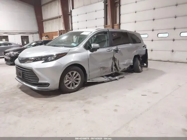 5TDKRKEC6RS216152 2024 TOYOTA SIENNA - Image 2