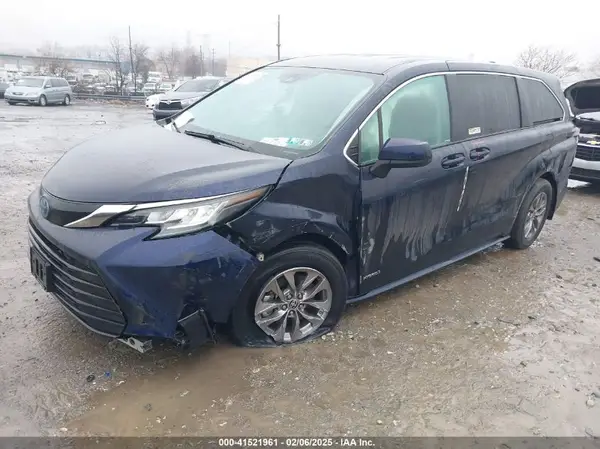 5TDKRKEC7MS019564 2021 TOYOTA SIENNA - Image 2