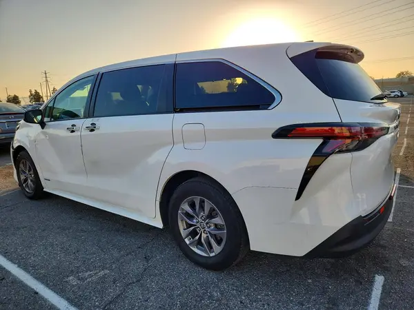 5TDKRKEC7MS044898 2021 TOYOTA SIENNA - Image 2