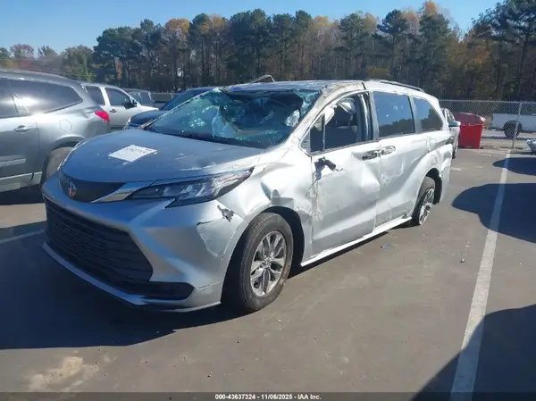 5TDKRKEC7NS075814 2022 TOYOTA SIENNA - Image 2