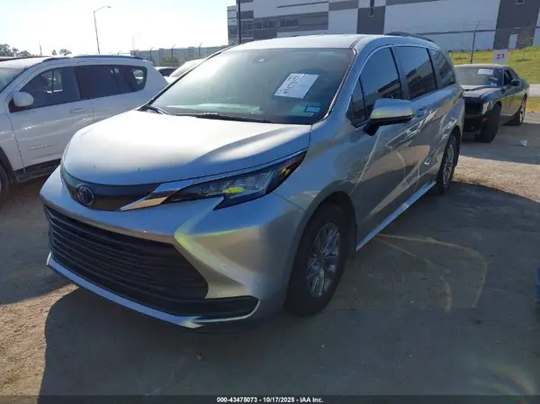 5TDKRKEC7NS098087 2022 TOYOTA SIENNA - Image 2