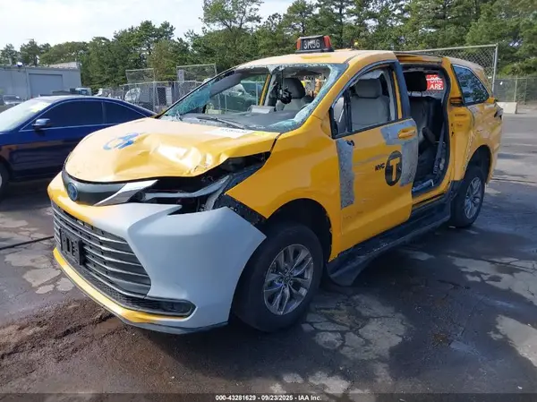 5TDKRKEC7NS132769 2022 TOYOTA SIENNA - Image 2