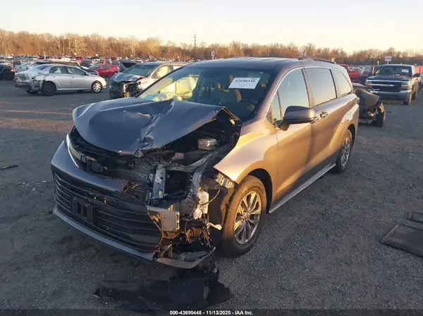 5TDKRKEC7PS140230 2023 TOYOTA SIENNA - Image 2