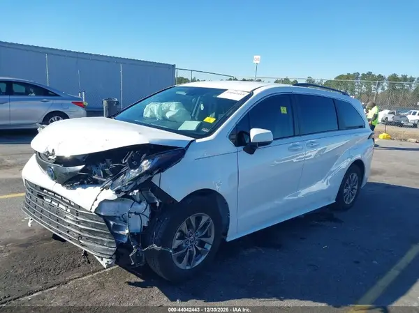 5TDKRKEC7PS156363 2023 TOYOTA SIENNA - Image 2