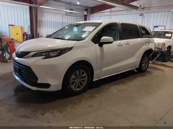 5TDKRKEC7RS196977 2024 TOYOTA SIENNA - Image 2
