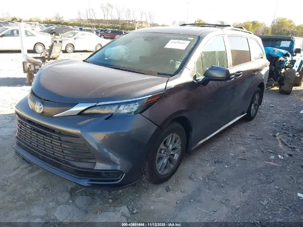 5TDKRKEC7SS235136 2025 TOYOTA SIENNA - Image 2