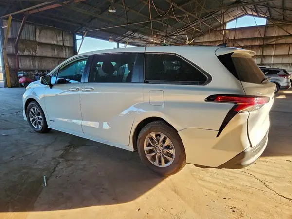 5TDKRKEC8MS013823 2021 TOYOTA SIENNA - Image 2