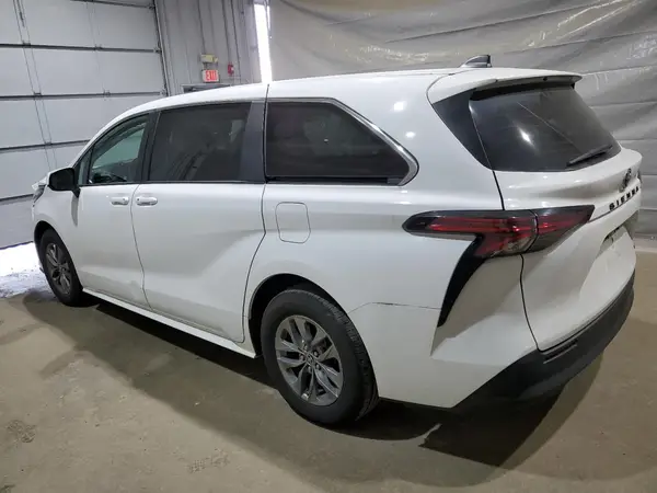5TDKRKEC8NS111199 2022 TOYOTA SIENNA - Image 2