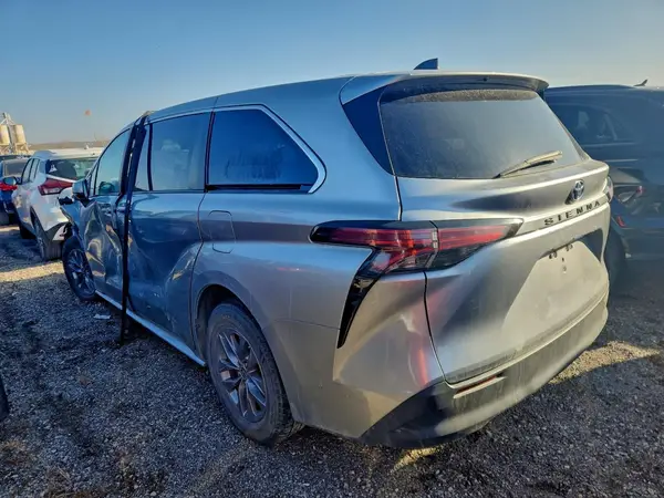 5TDKRKEC8NS121912 2022 TOYOTA SIENNA - Image 2