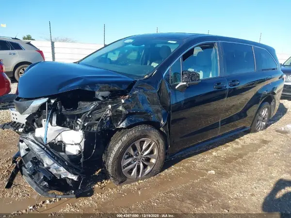 5TDKRKEC8SS227174 2025 TOYOTA SIENNA - Image 2