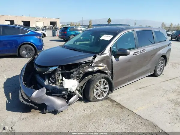 5TDKRKEC9MS027973 2021 TOYOTA SIENNA - Image 2