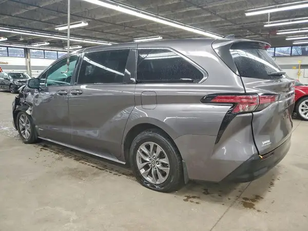 5TDKRKEC9MS029979 2021 TOYOTA SIENNA - Image 2