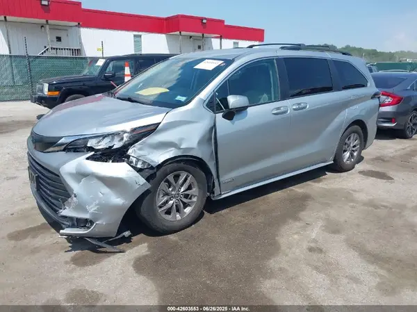 5TDKRKEC9MS030856 2021 TOYOTA SIENNA - Image 2
