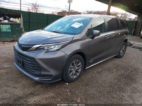 5TDKRKEC9MS032378 2021 TOYOTA SIENNA - Image 2