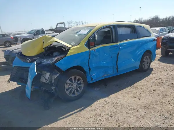 5TDKRKEC9MS044286 2021 TOYOTA SIENNA - Image 2