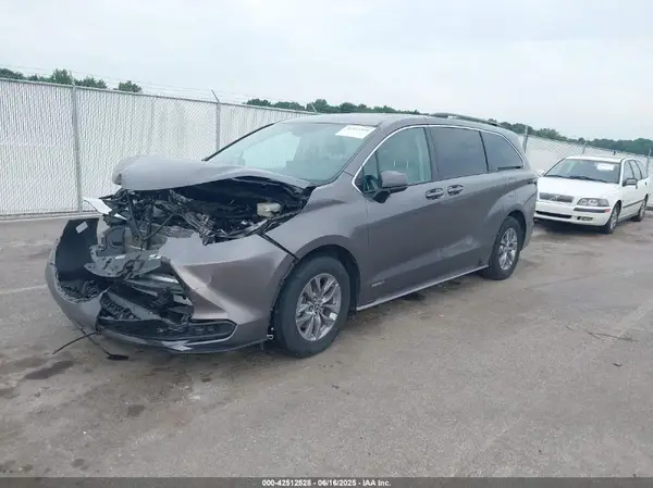 5TDKRKEC9MS063162 2021 TOYOTA SIENNA - Image 2
