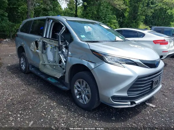 5TDKRKEC9NS118226 2022 TOYOTA SIENNA - Image 1