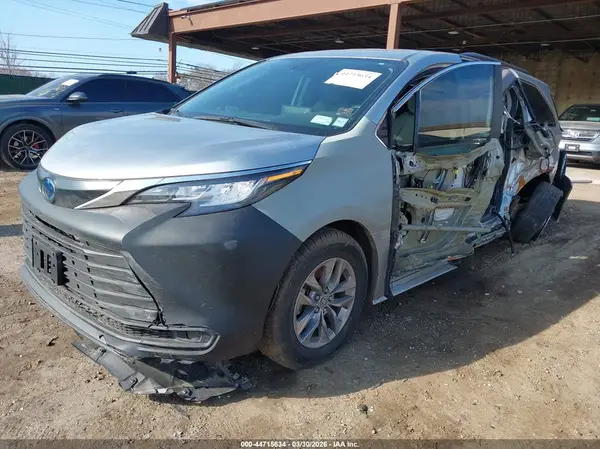 5TDKRKEC9NS126861 2022 TOYOTA SIENNA - Image 2