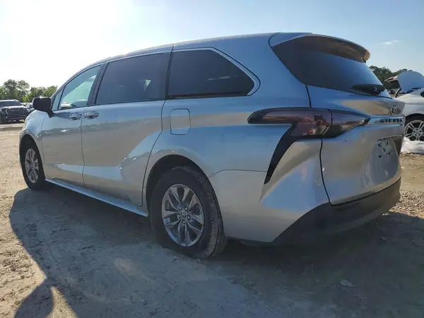 5TDKRKEC9PS165808 2023 TOYOTA SIENNA - Image 2
