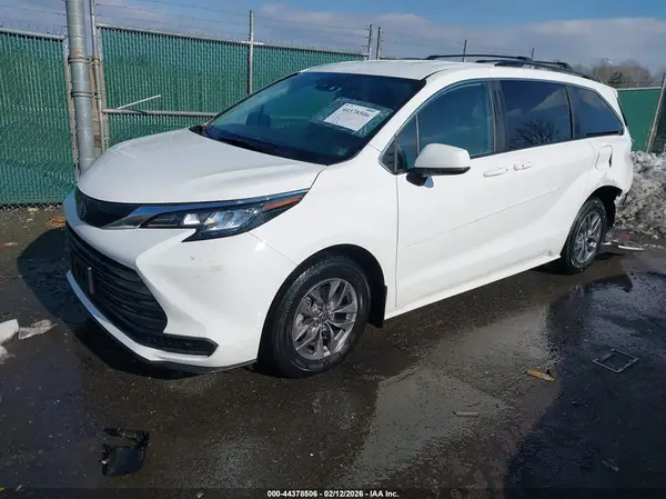 5TDKRKEC9PS172371 2023 TOYOTA SIENNA - Image 2