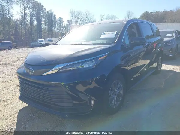 5TDKRKEC9RS185060 2024 TOYOTA SIENNA - Image 2