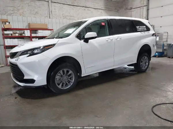 5TDKRKEC9RS190579 2024 TOYOTA SIENNA - Image 2