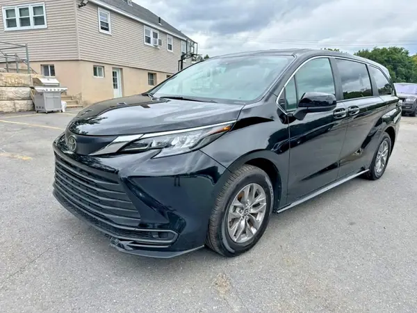 5TDKRKEC9TS298188 2026 TOYOTA SIENNA - Image 1