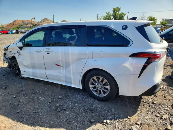 5TDKRKECXMS015671 2021 TOYOTA SIENNA - Image 2