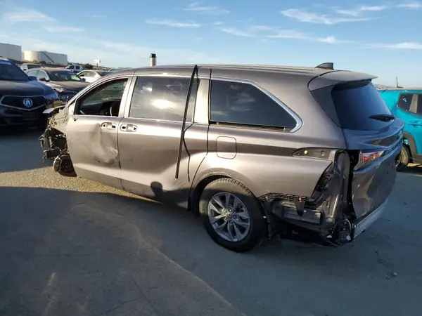 5TDKRKECXNS118560 2022 TOYOTA SIENNA - Image 2