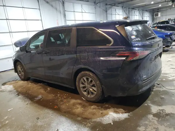 5TDKSKFC0NS066813 2022 TOYOTA SIENNA - Image 2
