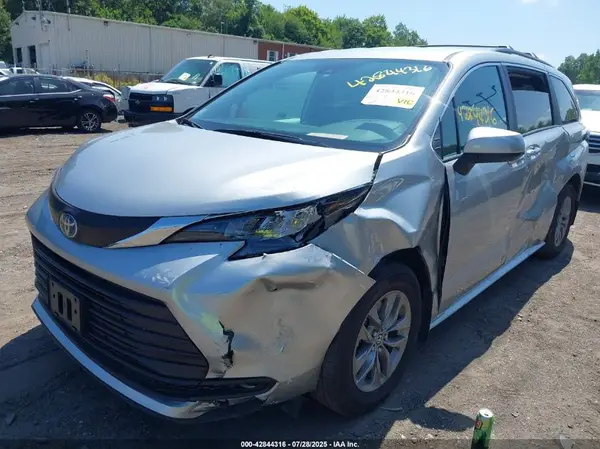 5TDKSKFC0SS178877 2025 TOYOTA SIENNA - Image 2