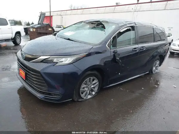 5TDKSKFC1NS045744 2022 TOYOTA SIENNA - Image 2