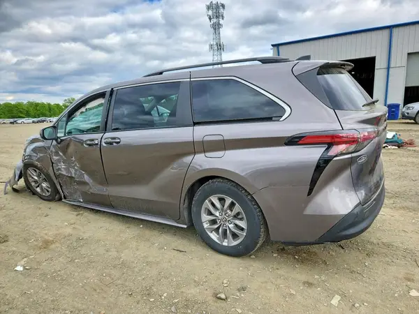 5TDKSKFC1NS055321 2022 TOYOTA SIENNA - Image 2